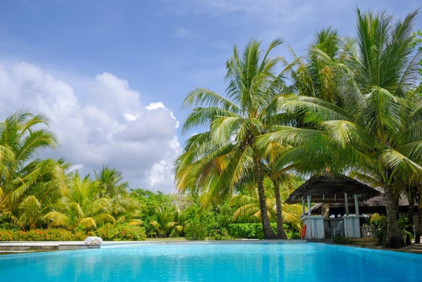 Trikora Beach Club And Resort Teluk Bakau Екстериор снимка